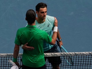 Lorenzo Musett (vpravo) a Novak Djokovič.