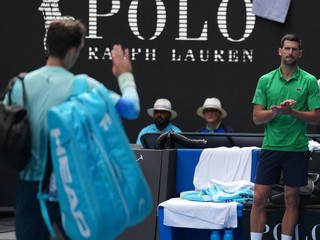 Lorenzo Musetti (vľavo) a Novak Djokovič mu tlieska.