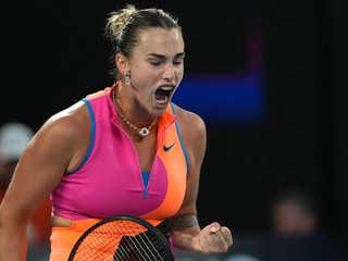 Aryna Sabalenková reaguje v semifinále Australian Open 2026.