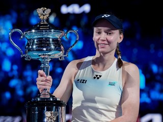 Kazašská tenistka Jelena Rybakinová pózuje s trofejou po jej výhre nad Bieloruskou Arynou Sabalenkovou vo finále Australian Open.