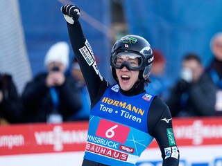 Ren Nikaido sa teší z víťazstva v Innsbrucku.