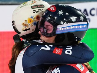 Mikaela Shiffrinová (vpravo) v objatí s krajankou Paulou Moltzanovou po slalome vo Flachau 2026.