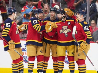 Aaron Ekblad sa teší so spoluhráčmi Floridy z víťazného gólu.