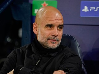 Pep Guardiola na lavičke Manchestru City.