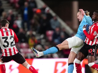 Útočník Manchester City Erling Haaland a hráč Sunderlandu Nordi Mukiele (vpravo) počas zápasu Premier League.