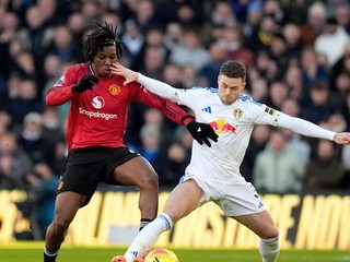 Hráč Manchesteru United Patrick Dorgu (vľavo) bojuje o loptu s Gabrielom Gudmundssonom z Leedsu.