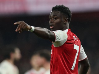 Anglický futbalista Bukayo Saka v drese Arsenalu.