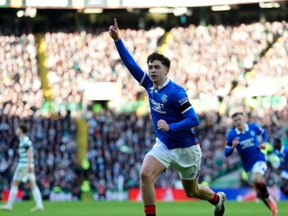 Mikey Moore sa teší z gólu v zápase proti Celticu.