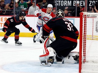 Hráč Montrealu Canadiens Juraj Slafkovský (20) strieľa gól, keď prekonáva brankára Caroliny Hurricanes Brandona Bussiho (32).