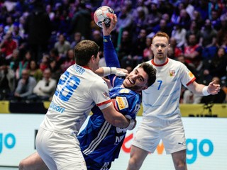 Český hádzanár Matěj Havran (vľavo) a Ludovic Fabregas z Francúzska počas zápasu C-skupiny Francúzsko - Česko.