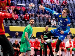 Momentka zo zápasu Slovinsko a Čierna Hora.