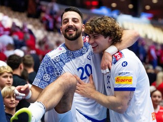 Portugalčania Miguel Neves a Gabriel Cavalcanti oslavujú počas zápasu ME v hádzane.