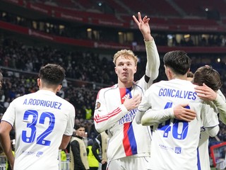 Hráči Lyona sa tešia z gólu.