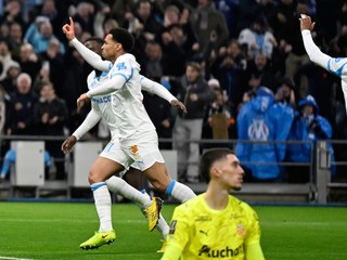 Ethan Nwaneri oslavuje gól do siete Lens.