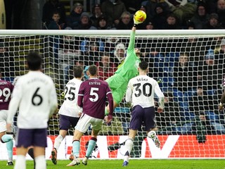 Zákrok Martina Dúbravku proti Manchestru United.