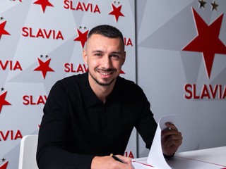 Ivan Schranz podpisuje zmluvu so Slaviou Praha.