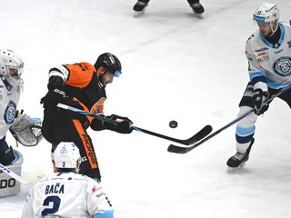 Na snímke uprostred Matúš Spodniak (Michalovce) a vpravo Martin Vitaloš (Nitra).