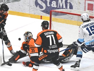 Druhý zľava brankár Vladimír Glosár (Michalovce) a vpravo Elias Carmichael (Nitra)  počas zápasu 37. kola hokejovej Tipsport ligy HK Dukla Michalovce - HK Nitra.