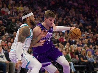 Momentka zo zápasu Charlotte - Utah.