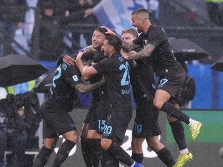 Hráči Neapola sa tešia z gólu proti Laziu v Serii A.