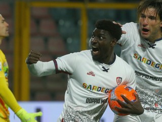 Hráč Cagliari Michel Adopo oslavuje gól počas zápasu Serie A medzi Cremonese a Cagliari.