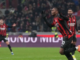 Hráč Rafael Leao oslavuje vyrovnávajúci gól AC Miláno.