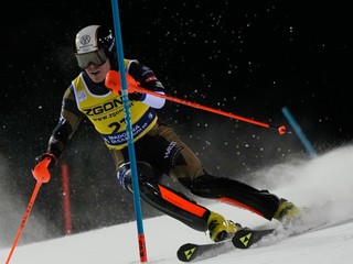 Fínsky lyžiar Eduard Hallberg počas slalomu v Madonna di Campiglio.