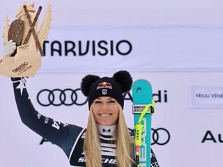 Lindsey Vonnová oslavuje triumf vo svetovom pohári.