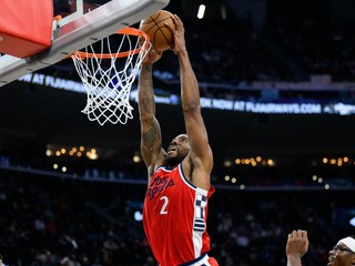 Krídelník Los Angeles Clippers Kawhi Leonard (2) smečuje počas zápasu NBA proti Utahu.