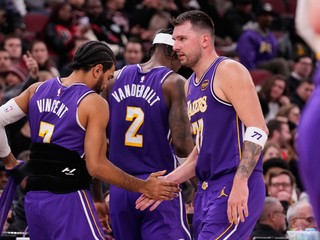 Slovinec Luka Dončič sa teší so spoluhráčmi z Lakers.