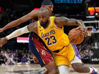 LeBron James (23) v zápase proti Clevelandu Cavaliers.