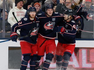 Hráči Columbusu sa radujú z gólu.