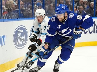 Obranca Tampy Bay Lightning Erik Černák (81) a pravý krídelník tímu Utah Mammoth JJ Peterka (77) bojujú o puk.