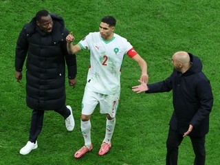 Zľava tréner Senegalu Pape Thiaw, hráč Maroka Hakimi a tréner Maroka Walid Regragui.