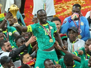 Sadio Mane s trofejou po výhre Senegalu na Africkom pohári národov 2025.