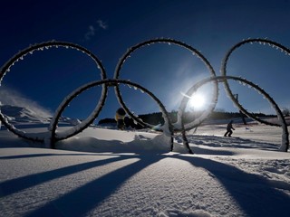 Olympijské kruhy sú zobrazené v snehu v lyžiarskom stredisku Stelvio.