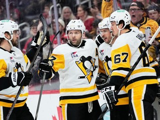Hráči Pittsburghu Penguins oslavujú gól v sieti Detroitu.