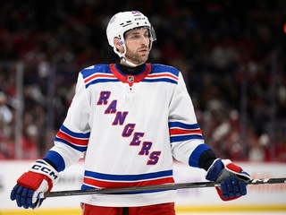 Obranca Carson Soucy v drese New Yorku Rangers.