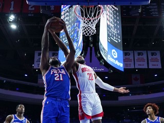 Joel Embiid a Josh Okogie.