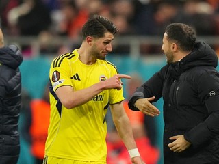 Ismail Yuksek (vľavo) a tréner Domenico Tedesco.