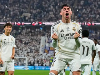 Federico Valverde z Realu Madrid (v popredí) oslavuje po strelení úvodného gólu počas semifinálového zápasu.