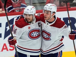 Nick Suzuki (vľavo) a Juraj Slafkovský (vpravo).