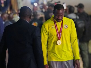 Tréner senegalskej reprezentácie Pape Thiaw (vpravo)