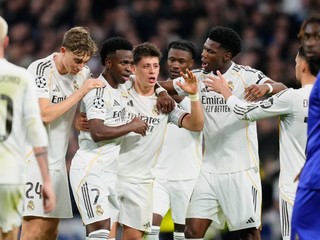 Vinicius Junior oslavuje so spoluhráčmi gól.