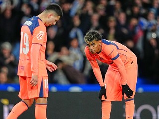 Hráč Barcelony Roony Bardghji (vľavo) a hráč Barcelony Lamine Yamal reagujú počas zápasu.