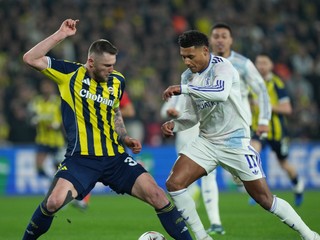 Milan Škriniar (vľavo) bojuje o loptu s Olliem Watkinsom z Aston Villy.