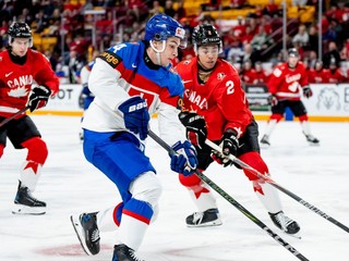 Slovenský hokejista Alex Mišiak (14) a hráči Kanady Kashawn Aitcheson (2) an Ben Danford (14) vo štvrťfinálovom zápase Kanada - Slovensko.
