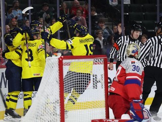Hokejisti Švédska oslavujú gól do siete Česka vo finále MS U20 2026.