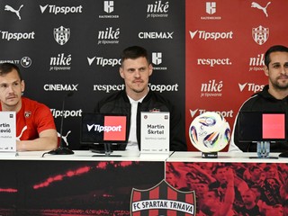 Zľava kapitán Spartaka Trnava Martin Mikovič, športový riaditeľ Martin Škrtel a tréner Antonio Muňoz počas tlačovej konferencie pred začiatkom jarnej časti Niké ligy.