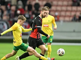 Na snímke vpravo hráč Trnavy Miloš Kratochvíl a hráč Žiliny Timotej Hranica.